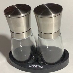 MODETRO SET OF TWO ADJUSTABLE SALT AND PEPPER GRINDERS